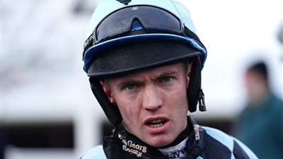 العائلة تقرر التبرع بالأعضاء.. وفاة فارس أيرلندي بعد سقوطه في سباق الخيول