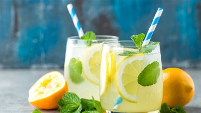 يسبب عسر الهضم.. تعرف على مضاعفات شرب الليمون على معدة فارغة 