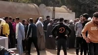 أمهاتهم مش مصدقين.. الحزن يكسو وجوه المشيعين خلال دفن شابين توفيا في حادث بالمنوفية| بث مباشر