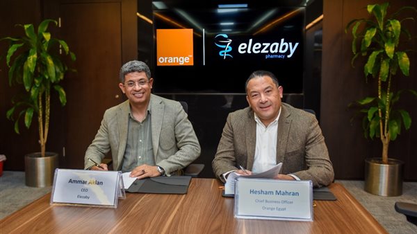 جانب من التوقيع