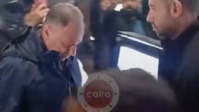 الخطيب وأحمد شوبير والسقا ويسرا.. نجوم الرياضة والفن يشاركون في عزاء سيد السبكي| بث مباشر