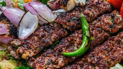 يجمع نوعين من اللحم.. طريقة عمل الكباب العراقي شبيه الكفتة