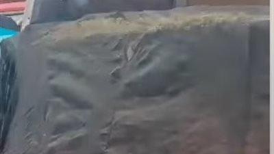 الأمن يفحص فيديو لسيارة ربع نقل تحمل شحنة بطاطس محمرة مجهولة المصدر