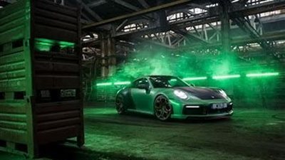  سيارة بورش خضراء بلمسات من الذهبي وآيات من القرآن.. ما القصة؟