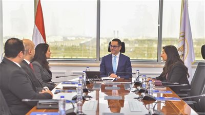 وزير الاستثمار يبحث مع مسؤولي إمباور نيو إنيرجي فرص التعاون في الطاقة المتجددة