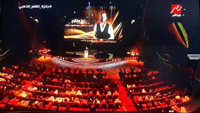 السيناريست أحمد عثمان يحصل على جائزة القلم الذهبي في الرياض