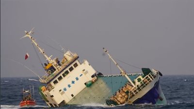 استجابة لنداء استغاثة.. البحرية الأمريكية تنقذ إيرانيين وهنودًا من الغرق على سفينة ترفع العلم القطري