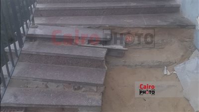 بعد شكاوى المواطنين.. حي العجوزة: إصلاح درج الرخام المتهالك بنزلة مشاة كوبري 6 أكتوبر خلال يومين| صور
