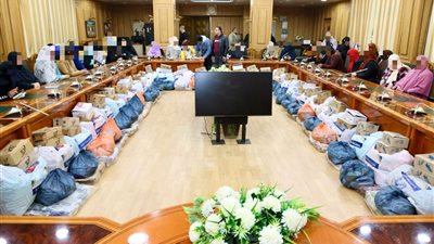 للمرة الثالثة في أسبوع.. محافظ المنوفية يقدم مساعدات للأسر الأولى بالرعاية بقيمة نصف مليون جنيه