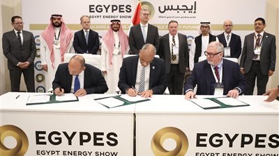 باستثمارات 7 مليارات دولار.. البترول توقع اتفاق تنفيذ مجمع بتروكيماويات بالعلمين الجديدة 