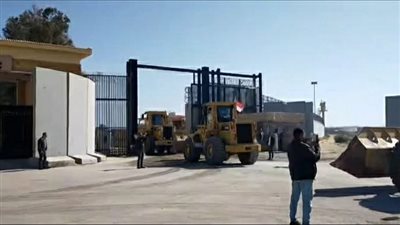 عبور دفعة جديدة من الجرافات معبر رفح البري لفتح الطرق بقطاع غزة 