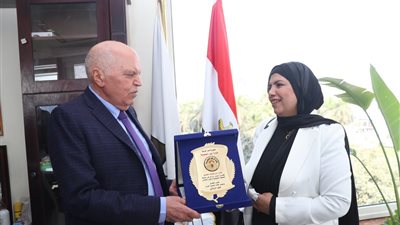 نقابة المعلمين تكرم معلمة أصيبت ببتر إصبعها خلال تصديها لمحاولة غش بامتحانات الشهادة الإعدادية