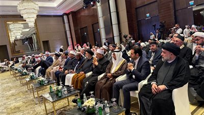 تواضع شيخ الأزهر.. الطيب يُجلس عالمًا شيعيًا بالمقعد المخصص له في مؤتمر الحوار الإسلامي الإسلامي