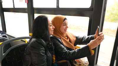 التقطت سيلفي مع المواطنين.. وزيرة التضامن تستقل القطار الكهربائي لمقر الوزارة في العاصمة الإدارية| صور