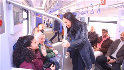 وزيرة التضامن تستقل القطار الكهربائي إلى العاصمة الإدارية: انبهرت.. وهذا طريق المستقبل