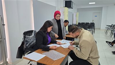 برواتب تصل لـ 9 آلاف درهم.. وزير العمل يسلم 36 عقد عمل لمدربين مصريين للعمل في نادي إمارتي 