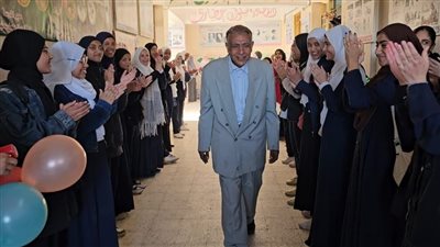 ردا للجميل.. ممر شرفي لمعلم في مدرسة ثانوية بقنا لبلوغه سن المعاش