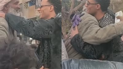 محمد رمضان يُسلم الجوائز المالية لجمهوره في الشارع خلال كواليس برنامجه مدفع رمضان