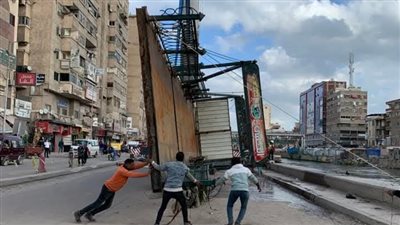 بعد إغلاقه وغرقه.. انتشال كوبري كفر الدوار العائم من مياه ترعة المحمودية| صور