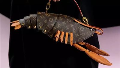 بـ 18 ألف دولار.. حقيبة لويس فيتون على شكل جراد البحر تثير الجدل