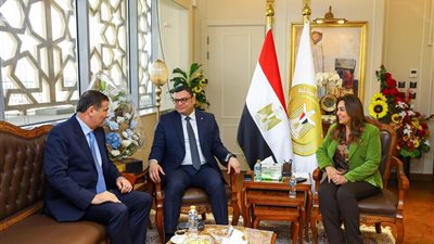 وزراء التنمية المحلية والإسكان والزراعة يتابعون مع المحافظين جهود التصدي للتعديات على الأراضي الزراعية 