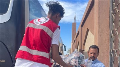 متطوعو الهلال الأحمر يشاركون فى توزيع مساعدات إنسانية وتوعية صحية بمدن حلايب وشلاتين| صور