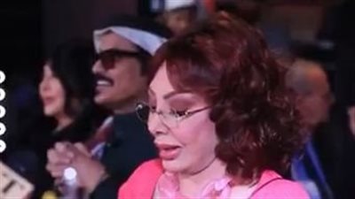 عيب يتقال في السن ده.. الفنانة نبيلة عبيد تعلق على شائعات خطوبتها| بث مباشر 