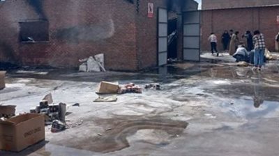 بعد الدفع بسيارتي إطفاء.. السيطرة على حريق بـ مصنع ولاعات في السويس| بث مباشر 