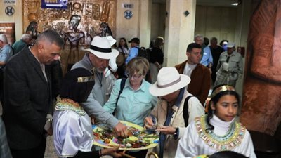 بالهدايا التذكارية والفرعونية.. محافظ أسوان يستقبل ضيوف مهرجان تعامد الشمس من الأفواج السياحية