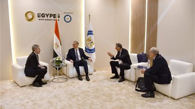 وزير البترول يناقش إنتاج وقود الطائرات المستدام بمصر مع شركة إيطالية