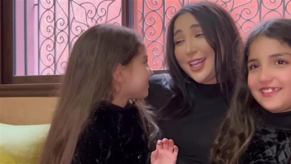 دنيا بطمة وابنتيها