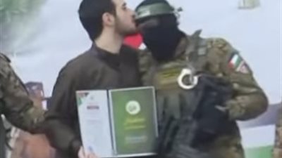 بتقبيل رأس جنود القسام وعلامة النصر.. الأسرى الإسرائيليون يحيون المقاومة خلال تسليمهم