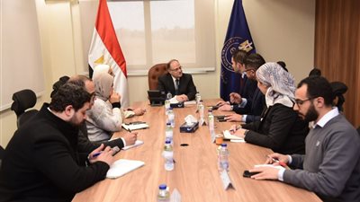 رئيس هيئة الدواء يبحث مع إحدى الشركات العالمية توطين أدوية الأورام بمصر