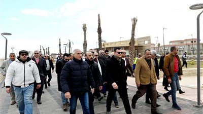 وزير الإسكان لأهالي المنصورة الجديدة: أنا معاكم على الأرض وطلباتكم سيتم متابعتها وتنفيذها