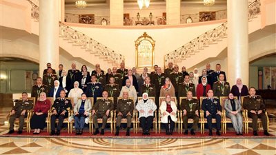 وزير الدفاع يكرم عددًا من القادة بالقوات المسلحة ويقلدهم وسام الجمهورية من الطبقة الثانية