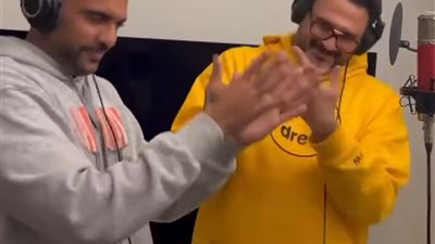 أكرم حسني وشارموفرز في كواليس تسجيل أغنية تتر مسلسل الكابتن رمضان 2025| صور