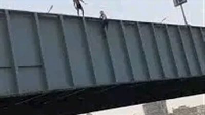 سبقه آخر بـ24 ساعة.. شخص يلقي بنفسه من أعلى كوبري أخميم بسوهاج