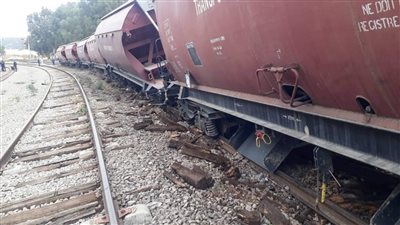 توقف حركة القطارات في سوهاج بعد انحراف قطار بضائع عن السكة