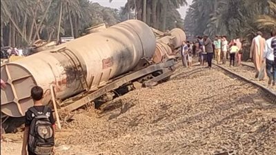 عودة حركة القطارات إلى طبيعتها بعد رفع آثار حادث قطار البضائع بسوهاج