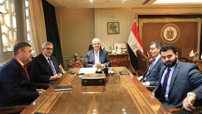 وزير التعليم العالي يبحث آليات تعزيز التعاون مع وفد جامعة إيست إنجليا البريطانية