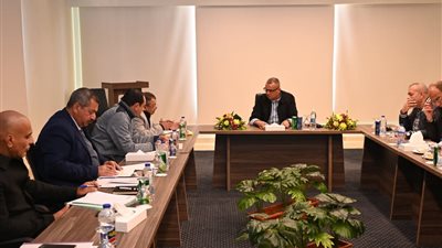 محافظ جنوب سيناء يناقش ضرورة تعظيم موارد المحافظة وتحسين الخدمات