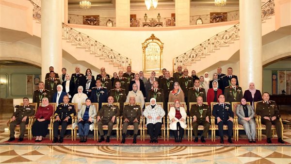 وزير الدفاع يكرم