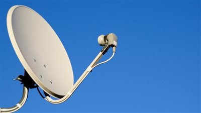 كنا عايزين نتفرج على ماتش الأهلي والزمالك.. صاحب جراج يثبت طبق دش أعلى محور كمال عامر والحي يزيله| بث مباشر