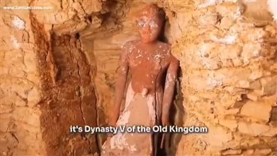 بعد كسر زاهي حواس تمثالا أثريا.. مصدر: تم نقله إلى مخازن سقارة لترميمه