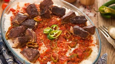 طريقة تحضير فتة باللحم الضاني وسلطة الطحينة لإفطار اليوم 6 من رمضان 2025