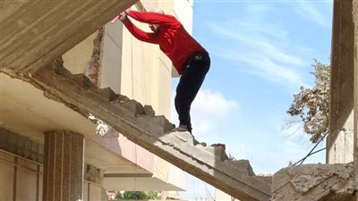 رئيس حي مدينة نصر: إزالة سلم خرساني مخالف في عقار بشارع عماد الشافعي | صور