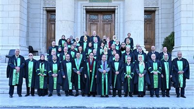 رئيس جامعة القاهرة لخريجي طب قصر العيني: أدعوكم إلى تخفيف آلام المرضى بالكلمة الطبية 