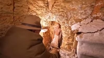 بعد كسره.. مصدر بالآثار: التمثال المُكتشف من زاهي حواس حالته متهالكة وليس له أهمية