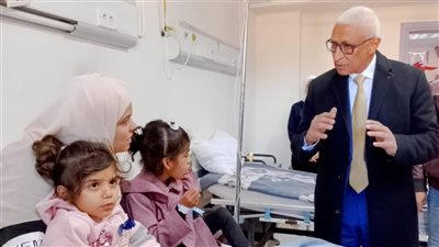 محافظ شمال سيناء يزور جرحى غزة في مستشفى العريش العام