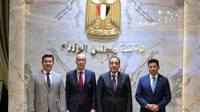 رئيس الوزراء يجتمع مع رئيس الاتحاد الدولي للرياضة الجامعية والوفد المرافق له